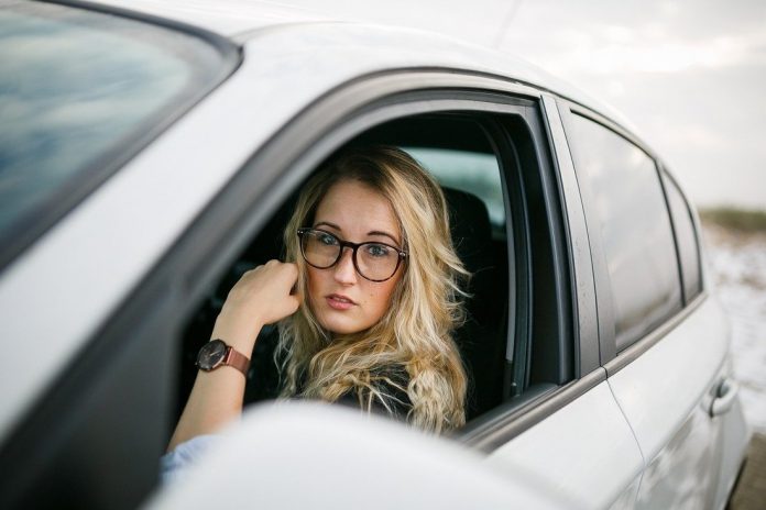 Vozači u automobilu