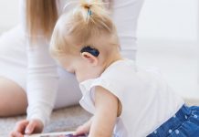 Sve manje dece korisnika znakovnog jezika u Leskovcu dete sa slušnim aparatom