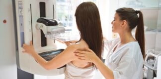 Mobilni mamograf ispred Doma zdravlja u Lučanima