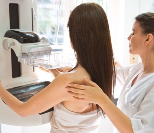 Mobilni mamograf ispred Doma zdravlja u Lučanima