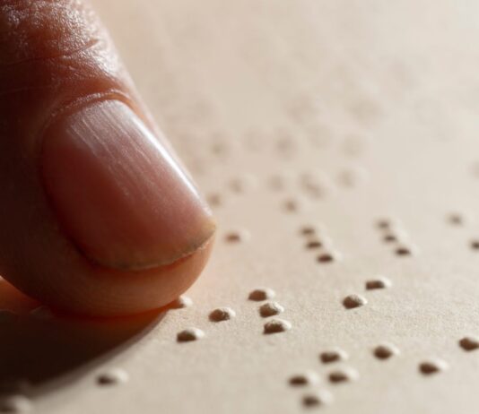 „Pokucaj mi knjigom na vrata“: Beograd donosi audio i Brajeve knjige slepim i slabovidim sugrađanima